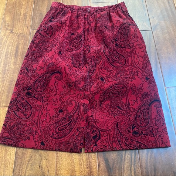 Elegant Red Paisley Skirt - Picture 4 of 7